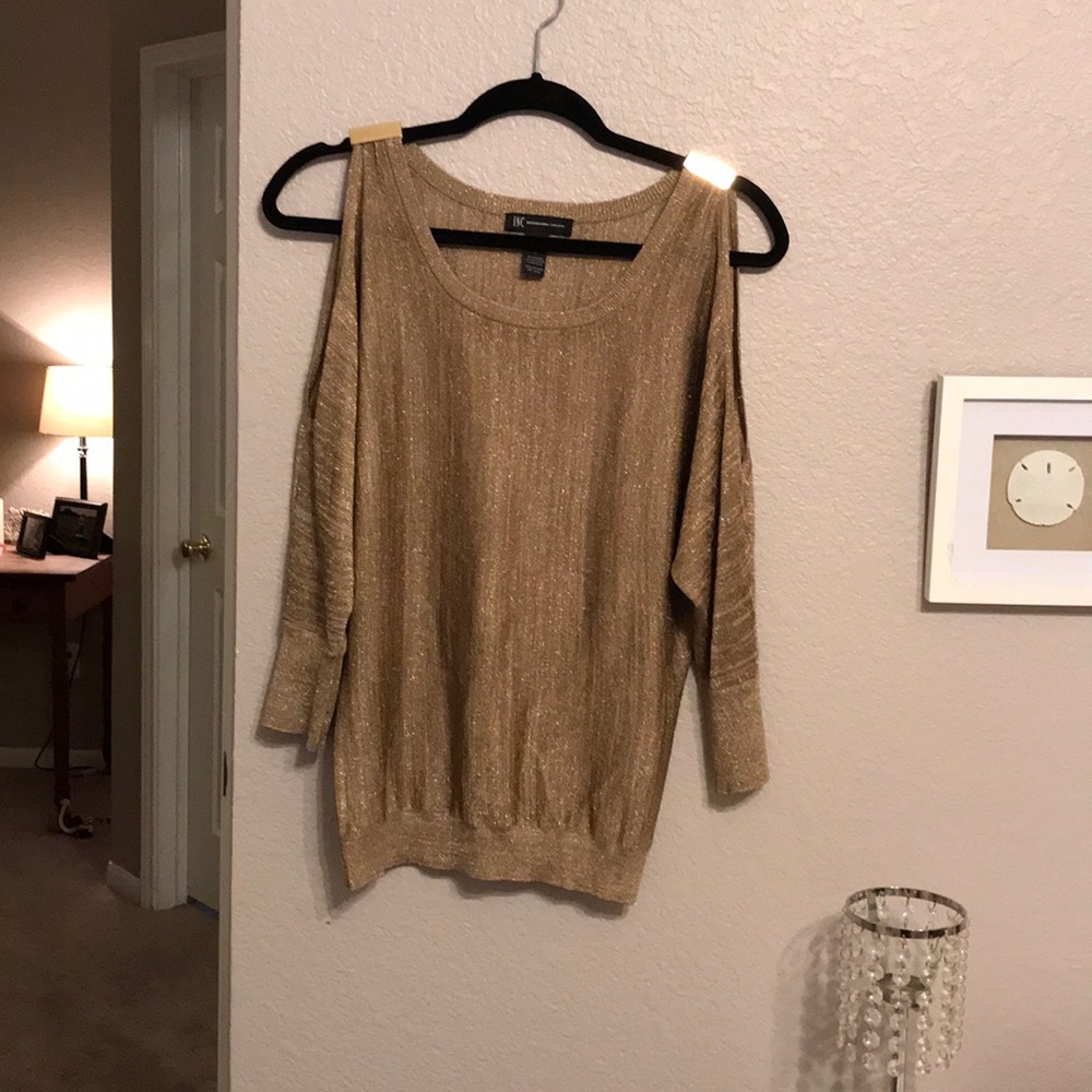 Gold blouse with hollow shoulders